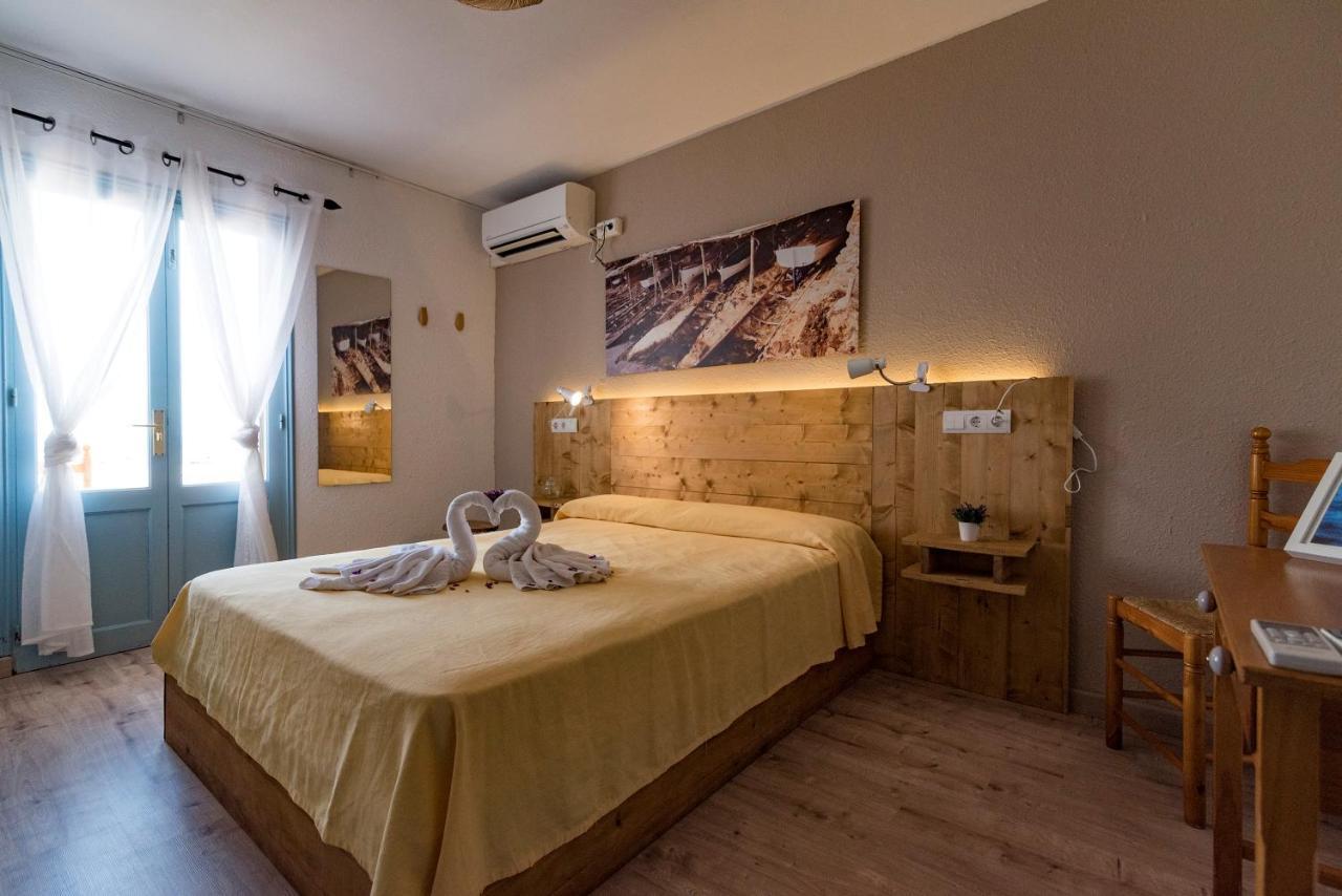 Hostal Santi Es Calo  Eksteriør billede